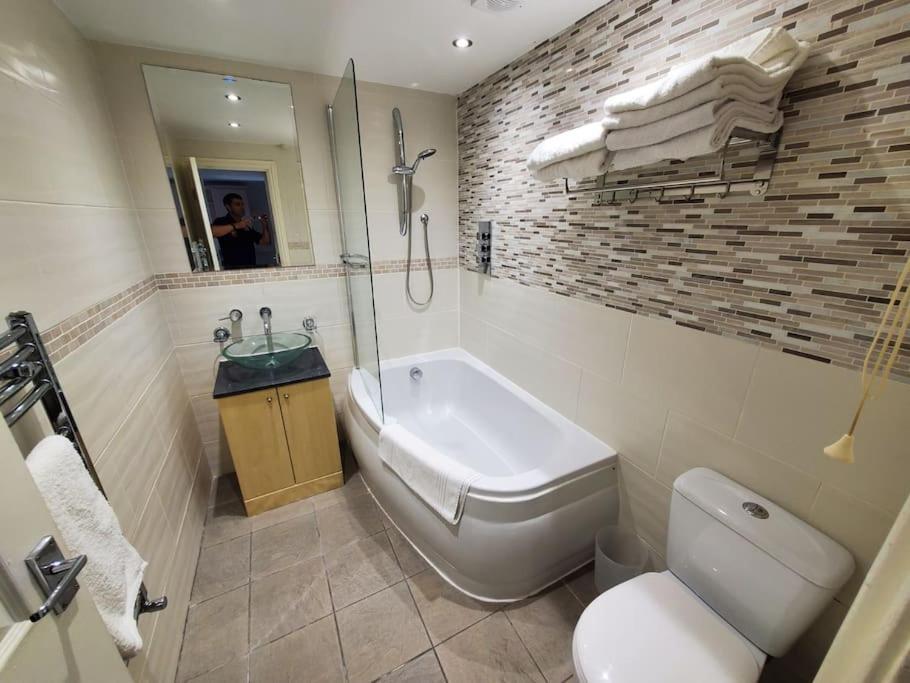 Central Windsor 2 Bedroom Flat With Free Parking Kültér fotó